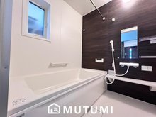 FIRST TOWN　長岡京市神足雲宮　第１期　全２邸　【一戸建て】 現地写真（浴室） 浴室暖房乾燥機付き。１坪タイプで広々です。