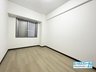 東大阪スカイハイツ 洋室は全居室壁紙と床がリフォーム済となっております♪ これからお住まいされる方ですぐに入居して生活することができますので便利ですね♪ 壁紙の汚れや床のキズなどが気になりませんので良いですね☆