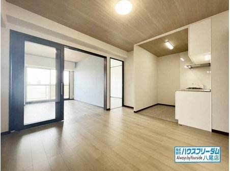 東大阪スカイハイツ リビングは全面壁紙と床材のリフォーム済みとなっております♪ 壁紙と床材が新しくなっておりますので、お部屋の雰囲気も全体的に明るい印象になっております♪ 気持ちいい新生活をお送り頂けます♪