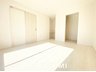 筒井町（筒井駅） 3280万円 現地写真（寝室） 木目の美しさを際立たせるシンプルデザインの建具を使用しています。
