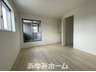 仁和寺本町５（南摂津駅） 3180万円 【２号棟　洋室写真】 日当たりの良い洋室は２面から採光でき、風通しも良い過ごしやすいお部屋です♪