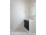 小泉町（大和小泉駅） 2680万円 両サイドのミラー扉の内側には収納スペースが設けた収納力のあるハンドシャワー付洗面化粧台です♪