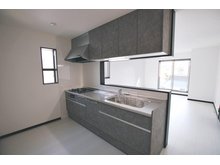 生江２（城北公園通駅） 3580万円 ファミリーに人気の対面式システムキッチン♪キッチンスペース広く確保しています。