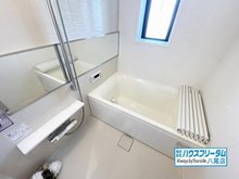 ロイヤルシャトー高井田 浴室はリフォーム済となっております♪ 近年のユニットバスの仕様になりますので、お手入れやお掃除などが楽々ですよ☆ また棚もついておりますので、小物関係を置いて頂くが出来ます♪