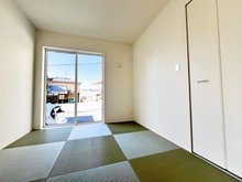 上之郷（長滝駅） 1830万円 リビングに隣接した４．５帖の和室は、 リビングと一体として使える空間です