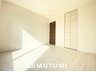 東木辻町（京終駅） 4080万円・4380万円 現地写真（洋室） 木目の美しさを際立たせるシンプルデザインの建具を使用しています。