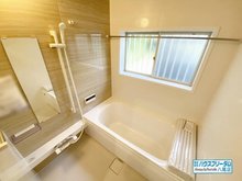 高井田（ＪＲ河内永和駅） 2599万円 浴室はリフォーム済となっております♪ 浴室乾燥機が付いておりますので、梅雨の時期、洗濯物を乾かす他 冬場のお風呂場の温めなどにお使い頂けますので便利です♪ 毎日お風呂が楽しみになりそうですね♪