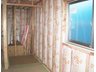 大字矢部（笠縫駅） 2480万円 断熱工事断熱は内断熱工法を採用しています。床・天井・壁の隙間に断熱材を入れることで、外部との断熱性・室内の保湿性を高め、快適な居住空間を保ちます。