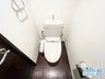 エスリード八尾北本町 毎日使用するトイレは、お掃除のしやすいすっきりとしたデザイン☆お好みのカバーなどを付けて、オシャレにアレンジするのも楽しみです☆お客様からのお問い合わせお待ちしております♪