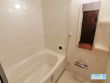 ファミール八尾・桜ヶ丘壱番館 浴室はリフォーム済となっております♪ 近年のユニットバスの仕様になりますので、お手入れやお掃除などが楽々ですよ☆ また棚もついておりますので、小物関係を置いて頂くが出来ます♪