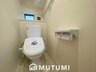 栄 2980万円 現地写真（トイレ） 汚れてもサッとひと拭きでお手入れ簡単、エコ仕様の温水洗浄便座付きのトイレです。 バリアフリーにも配慮しています。
