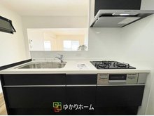 桜塚パークマンション システムキッチン新調！ピカピカのキッチンで気持ち良くお料理して頂けます！開放感のあるカウンターキッチンでお料理が更に楽しくなります！