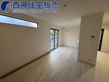 桃山台６ 3880万円 LDK15.5帖になります　明るく広々したリビング空間となっておりますので、大きめの家具を置いても、圧迫感なくお過ごし頂けます。現地（2024年3月2日）撮影