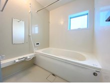 Livele　Garden.S　大和郡山市下三橋町　第３期　全４邸　【一戸建て】 現地写真（浴室） 浴室暖房乾燥機付き。１坪タイプで広々です。