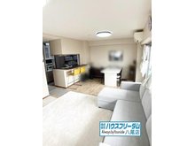 ベル・アーバニティ東大阪東大阪 リビング床材のデザインはシンプルなデザインを採用しておりますので、家電や家具などの色味が合わせやすくなっておりますので非常に便利ですね♪ ご家族でのインテリアをお楽しみ頂けます♪