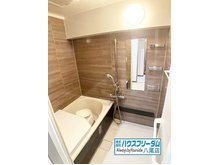 ベル・アーバニティ東大阪東大阪 浴室はブラウン調をアクセントとしたお洒落なデザインとなっております♪ ユニットバスは水はけが良く汚れがたまりにくいのでお手入れがしやすいのが特徴的です☆ 休日のお掃除の負担が軽くなりますね♪