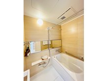 東急ドエル奈良パークビレッジ８号棟 浴室はシンプルに明るい色合いで統一しています。手摺付きが嬉しいです♪一日の疲れをゆったりと癒していただけます♪