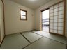 小泉町 2580万円 現地写真（和室） 大壁仕様の新和室。くつろぎの空間です。