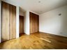 小泉町 2580万円 現地写真（寝室） 木目の美しさを際立たせるシンプルデザインの建具を使用しています。