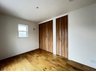 小泉町 2580万円 現地写真（洋室） 木目の美しさを際立たせるシンプルデザインの建具を使用しています。