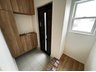 小泉町 2580万円 現地写真（玄関） 玄関には、大型のシューズ収納を設置しています。