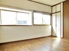 桃山台４ 1580万円 こちらも６帖ある洋室。 ２面採光で明るくなってます。