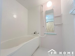 ウィンザーハイム難波 ■現地浴室写真■ 浴室は全面改装、混合水栓、シャワーヘッド新設です♪カラーリングも優しさに包まれております♪