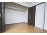 関目２（野江駅） 4490万円 約5.2帖の洋室には大容量のクローゼットがございます。