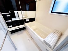 笠松２（りんくうタウン駅） 3698万円 マルチステップ仕様のバスルームはお子様との入浴にも使いやすい！小窓付きで入浴後や掃除の際の換気もスムーズです