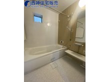 舞子坂２ 2850万円 浴室には窓がございます。洗濯物を干すのに便利なハンガーパイプつき浴室乾燥暖房機もございます。現地（2024年4月5日）撮影