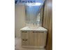 舞子坂２ 2850万円 洗面化粧台は三面鏡タイプ、ハンドシャワー水栓で便利な機能が揃っています。収納もあり便利です。現地（2024年4月5日）撮影