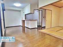 ファミール八尾・桜ケ丘弐番館 ◆LDKは１４．２帖になります。 隣接している６帖の和室をリフォームして広iいリビングにする事ができます。