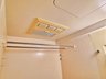 ファミール八尾・桜ケ丘弐番館 ◆浴室暖房換気乾燥機付きです。 雨の日でも洗濯物がカラッと乾きます。
