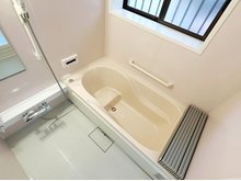 北夢前台１ 1650万円 現地写真（浴室） 老後の事にも配慮した設計、ゆったりできる浴室です。