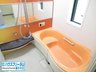 はびきの４ 2300万円 【浴室】 明るいオレンジカラーが印象的な浴室です。ワイドミラーを採用をしているため、空間に奥行きが出てバスルームがより広く感じられます。