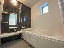 LIGNAGE　大和高田市秋吉　第２２－１期　全１６邸　【一戸建て】 現地写真（浴室） 浴室暖房乾燥機付き。１坪タイプで広々です。