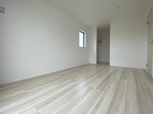 LIGNAGE　大和高田市秋吉　第２２－１期　全１６邸　【一戸建て】 現地写真（寝室） 木目の美しさを際立たせるシンプルデザインの建具を使用しています。