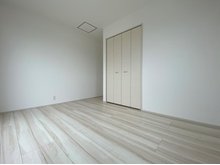LIGNAGE　大和高田市秋吉　第２２－１期　全１６邸　【一戸建て】 現地写真（洋室） 木目の美しさを際立たせるシンプルデザインの建具を使用しています。