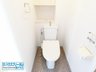 千代田錦織公園グリーンマンション 温水洗浄便座付トイレ。上部には収納スペースを設置しており、トイレットペーパーや掃除用品をしまえます。