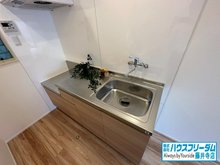 島泉５（恵我ノ荘駅） 1180万円 【キッチン】 木目調デザインで、木のぬくもりが感じられるキッチンです。壁付けキッチンなので、限られた空間を有効活用できます。