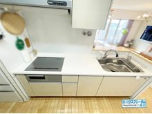 グレイスゲート八尾 キッチンは清潔感のあるホワイトをベースとしたデザインになっております♪また、IHクッキングヒーターですのでお掃除ラクラクです♪収納も豊富にございますので、調理器具などを収納できますよ☆