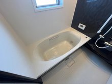 東大阪市松原１丁目 浴室は爽やかなホワイトをベースとした清潔感のあるデザインとなっております♪ 浴槽もゆったり腰掛けて頂けるタイプになりますので、家事でお忙しい奥様やお仕事で疲れたご主人様など体を癒して頂けます♪