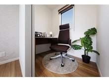 グリーンヒルズ土師町Ⅱ 1期 　【一戸建て】 主寝室に配置した書斎は、快適なテレワークや仕事部屋に、仕事環境の変化に合わせて、自分だけの空間が作れます。（近隣分譲地モデルハウス）