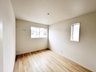 馬場２（樽井駅） 2280万円 ２階６帖、収納付き洋室 白ベースの壁紙とナチュラルな床色で温かみのある空間