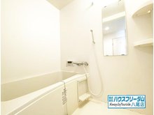 東大阪サンハイツ 浴室はリフォーム済となっております♪ 近年のユニットバスの仕様になりますので、お手入れやお掃除などが楽々ですよ☆ また棚もついておりますので、小物関係を置いて頂くが出来ます♪