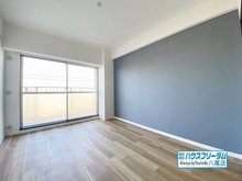 八尾山本レックスマンション 洋室床材のデザインはシンプルなデザインを採用しておりますので、家電や家具などの色味が合わせやすくなっておりますので非常に便利ですね♪ ご家族でのインテリアをお楽しみ頂けます♪