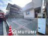 東生駒月見町（菜畑駅） 3680万円 現地写真（駐車場） 駐車スペースが広く、運転が苦手な方も安心です。