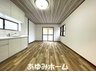 寝屋２（星田駅） 1980万円 【リビング写真】 システムキッチンで家事が楽になります♪窓もあり明るいキッチンです♪