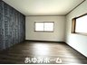 寝屋２（星田駅） 1980万円 【リビング写真】 壁一面のワンポイントクロスがおしゃれですね♪