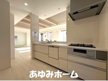 山手台６ 3980万円 【キッチン写真】 リビング全体が見渡せる対面キッチンです♪